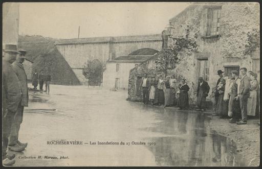 Une rue lors des inondations du 27 octobre 1909 : population / H. Moreau phot.